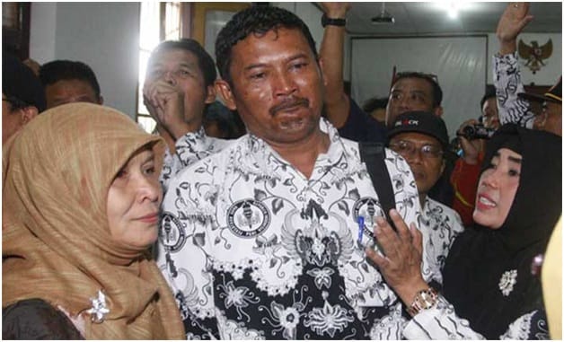 Sekolahku Sayang, Guruku Malang